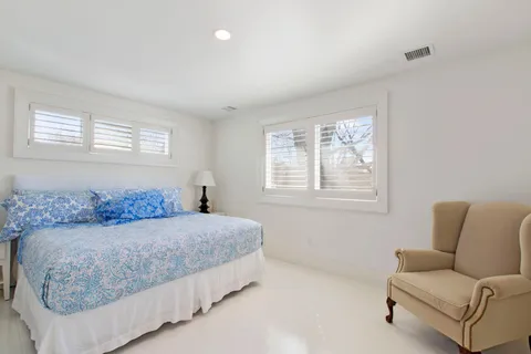 Undisclosed Address, Southampton, NY 11968