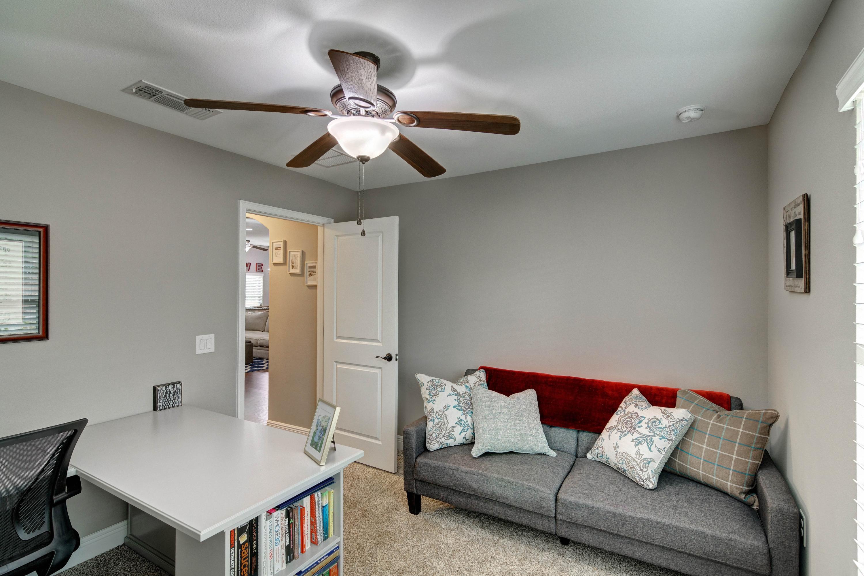 3083 5 Forks Road Navarre, FL 32566 - Photo 34 of 57 a living room with furniture and a table