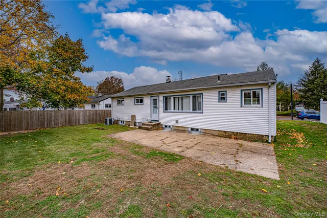 a view of a house with backyard and trees