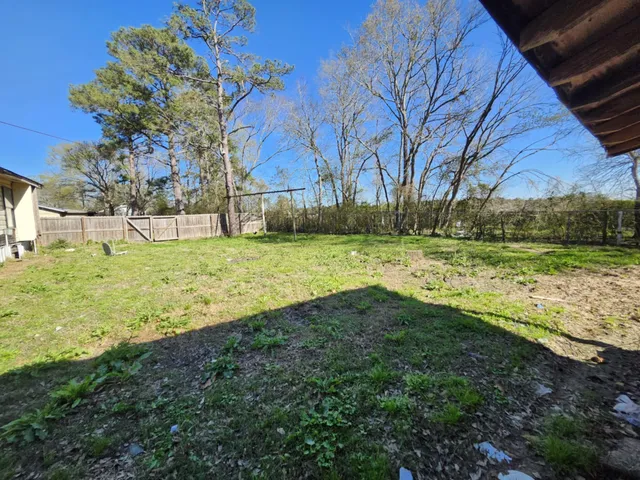a view of yard with tree