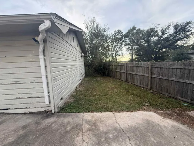 a view of backyard with pathway