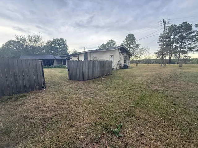 a view of a backyard