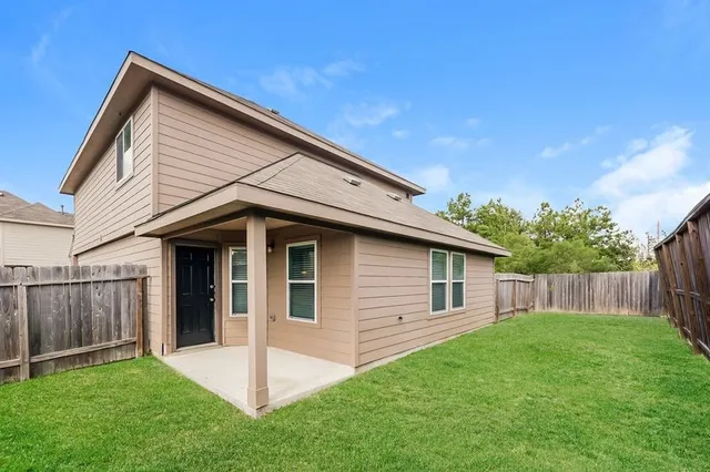 a view of a house with backyard