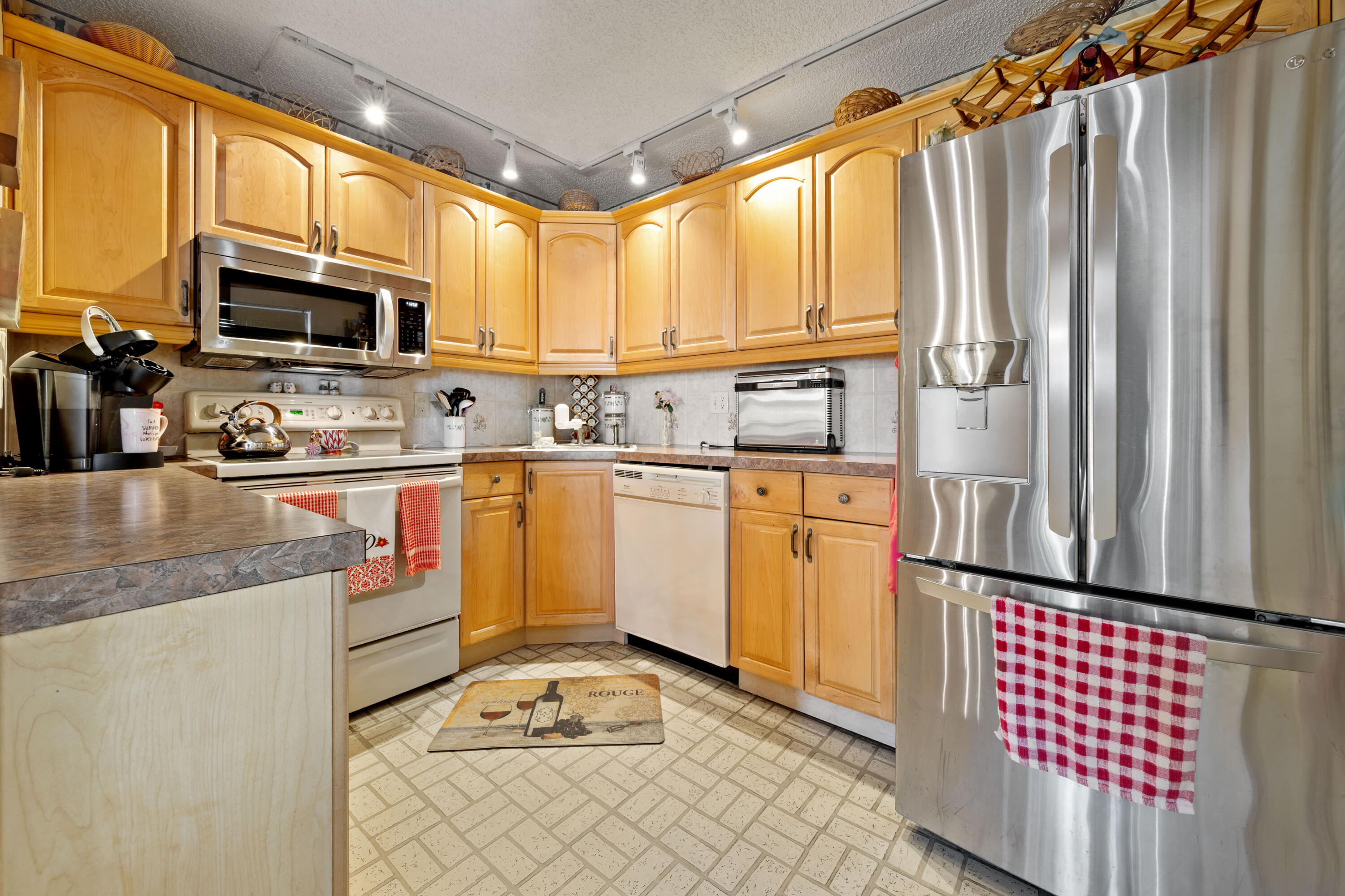 306 Pine Ridge Circle, Unit B2 Greenacres, FL 33463 - Photo 7 of 15 Kitchen