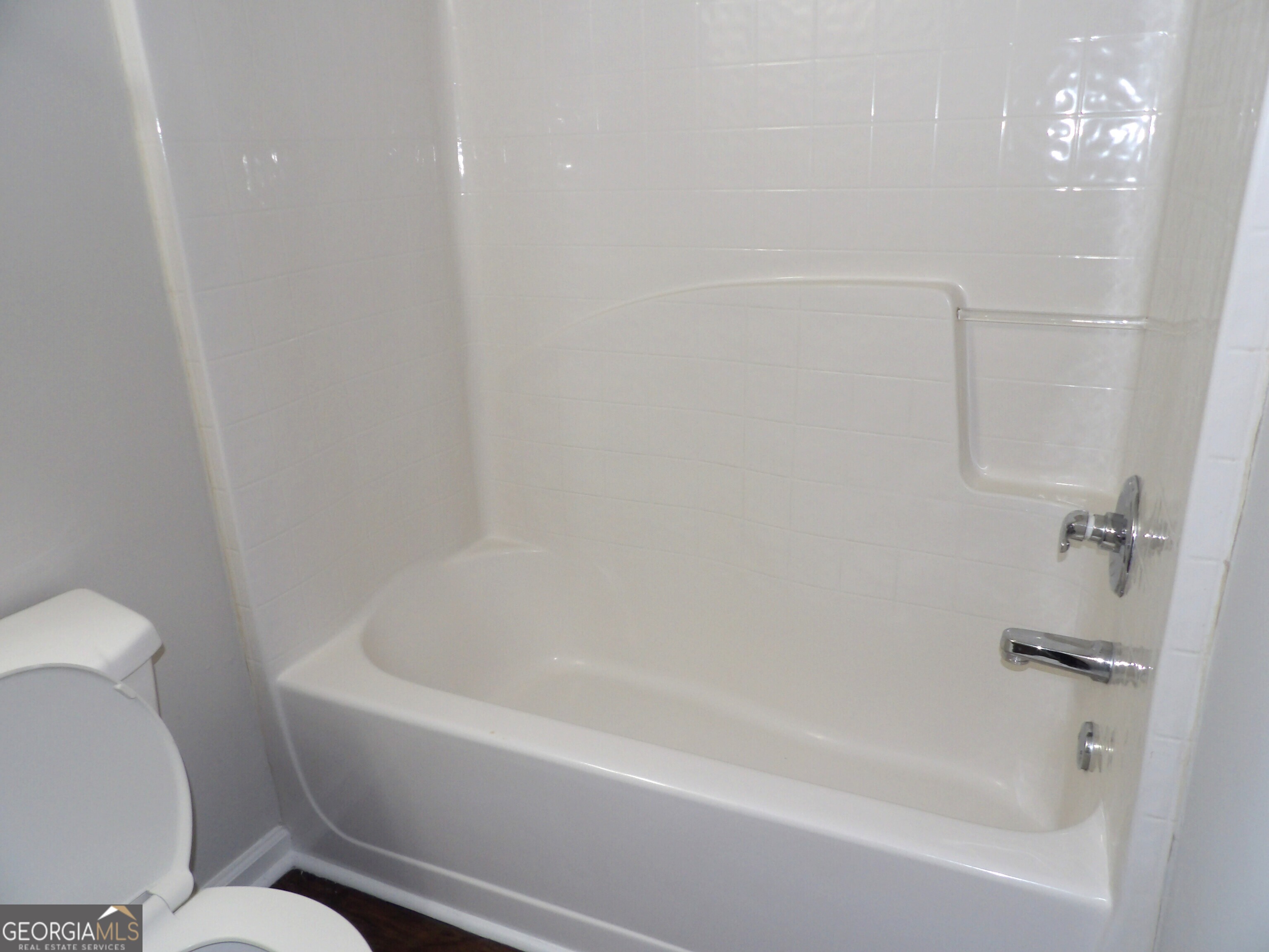 3503 Parc Circle Southwest Atlanta, GA 30311 - Photo 16 of 17 a bathroom with a bathtub