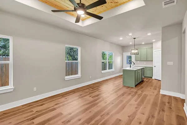 $1,950 | 805 Branding Iron Trail, Granbury, TX 76049