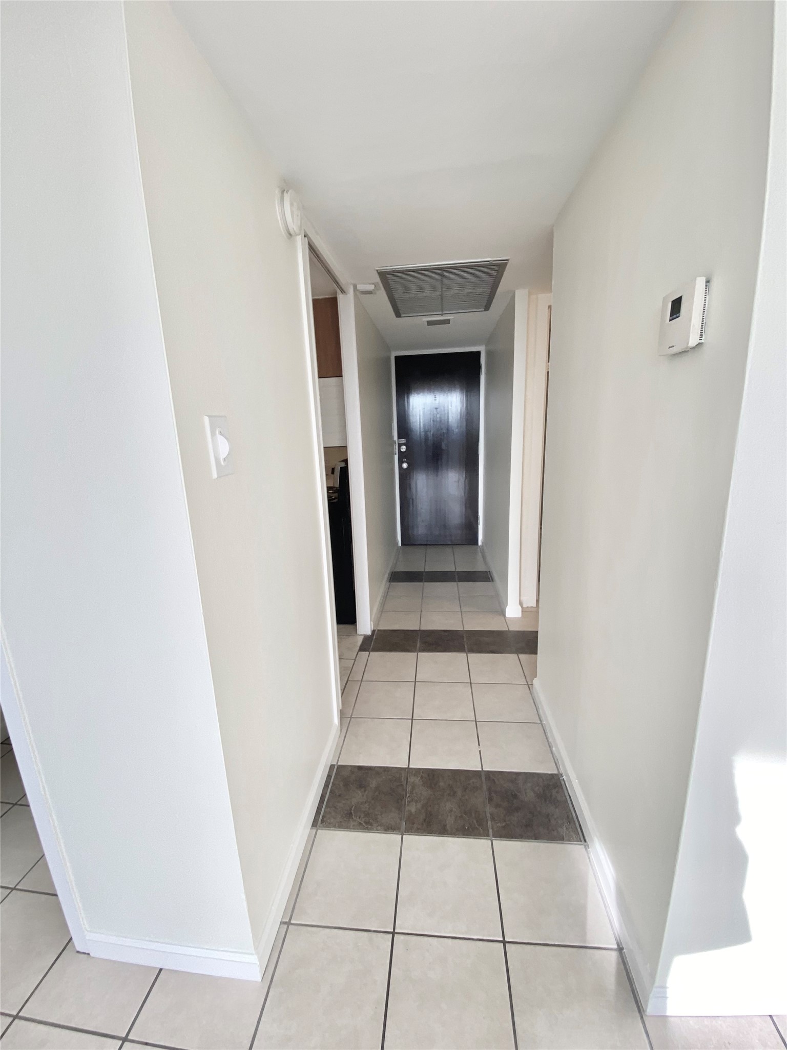 2016 Main Street, Unit 1612 Houston, TX 77002 - Photo 11 of 32 Entry hallway