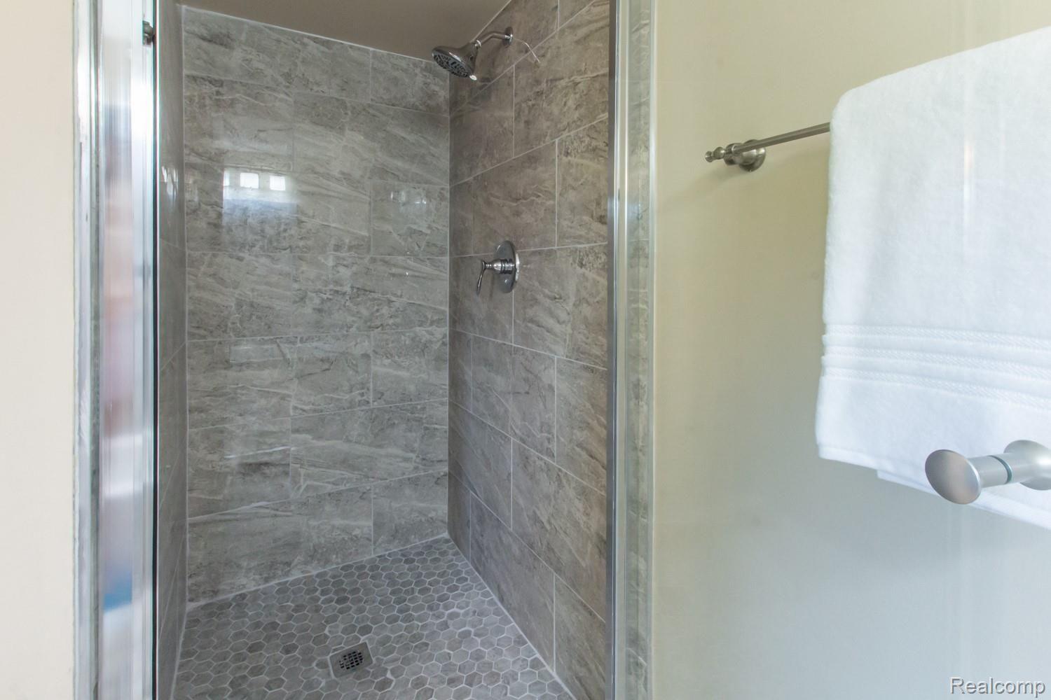 1801 Charm Court Rochester, MI 48306 - Photo 21 of 25 10 master room 7.jpg