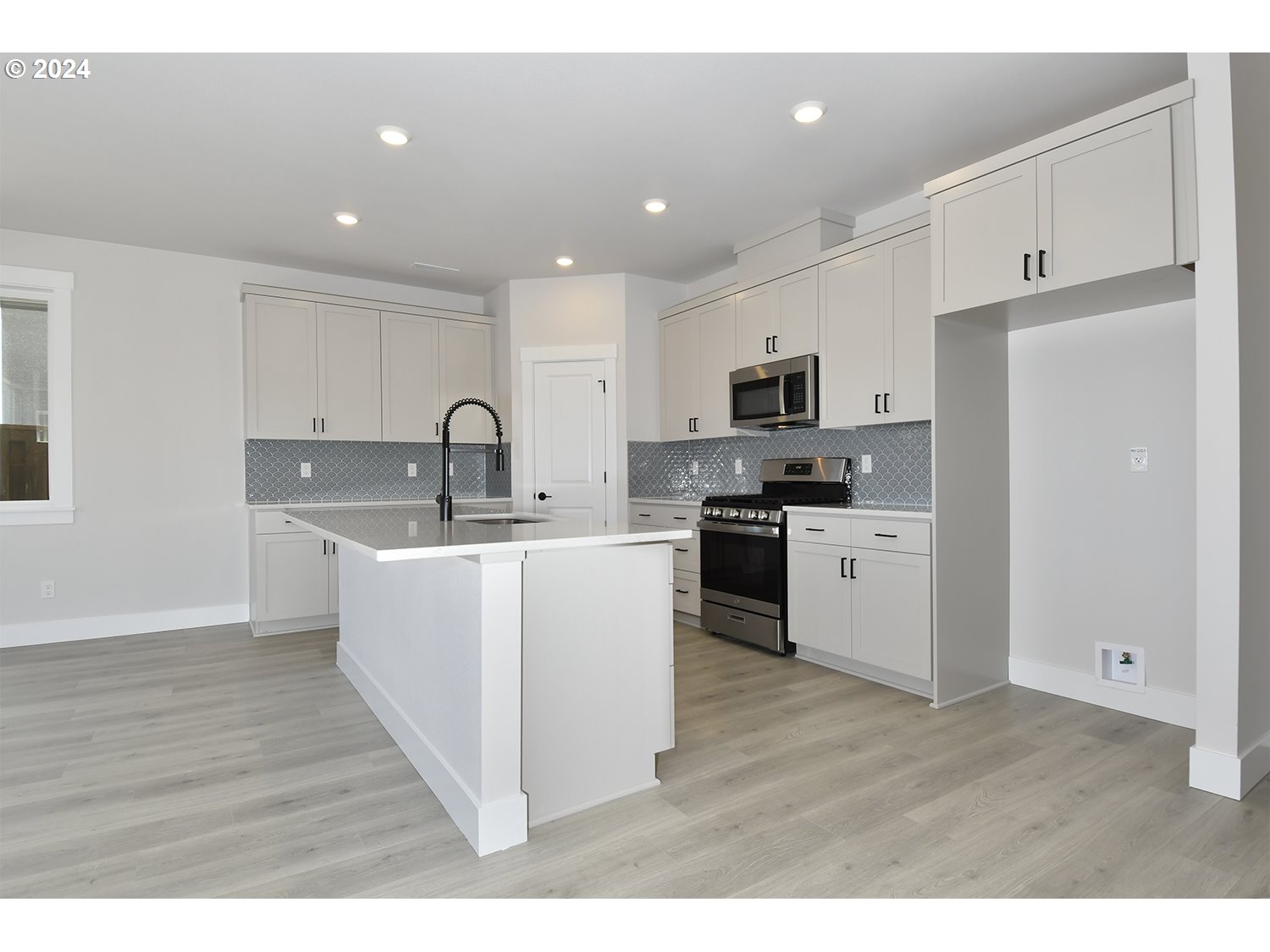 12615 Southwest Strobel Road Beaverton, OR 97007 - Photo 5 of 42 Gallery Image 5