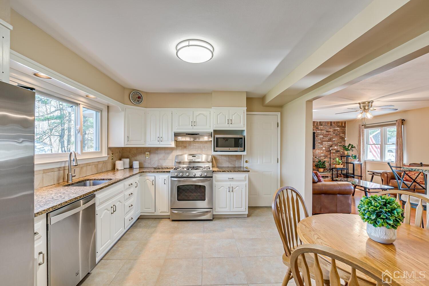 22 Dundee Road Kendall Park, NJ 08824 - Photo 14 of 38 Gallery Image 14