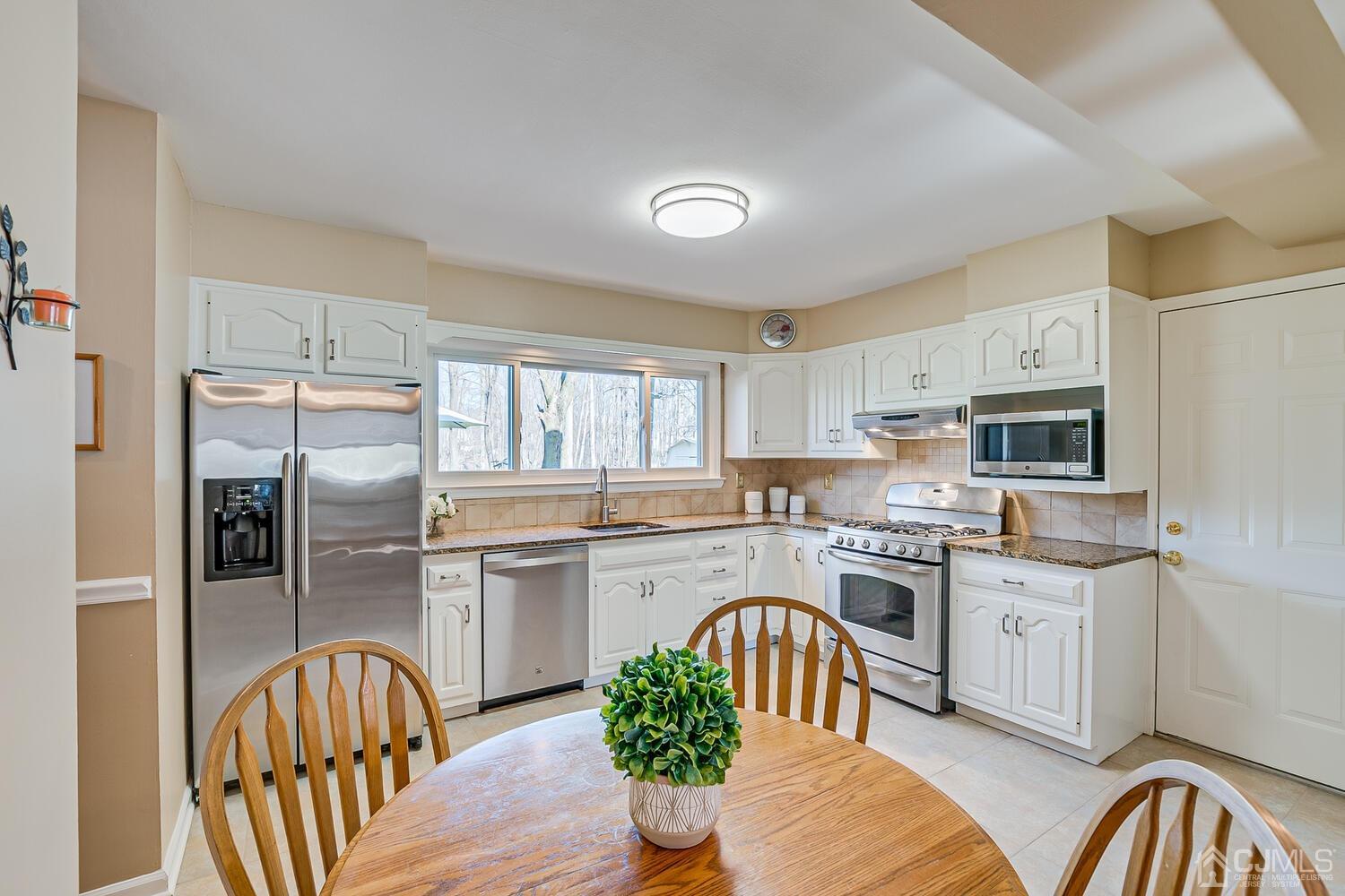 22 Dundee Road Kendall Park, NJ 08824 - Photo 16 of 38 Gallery Image 16