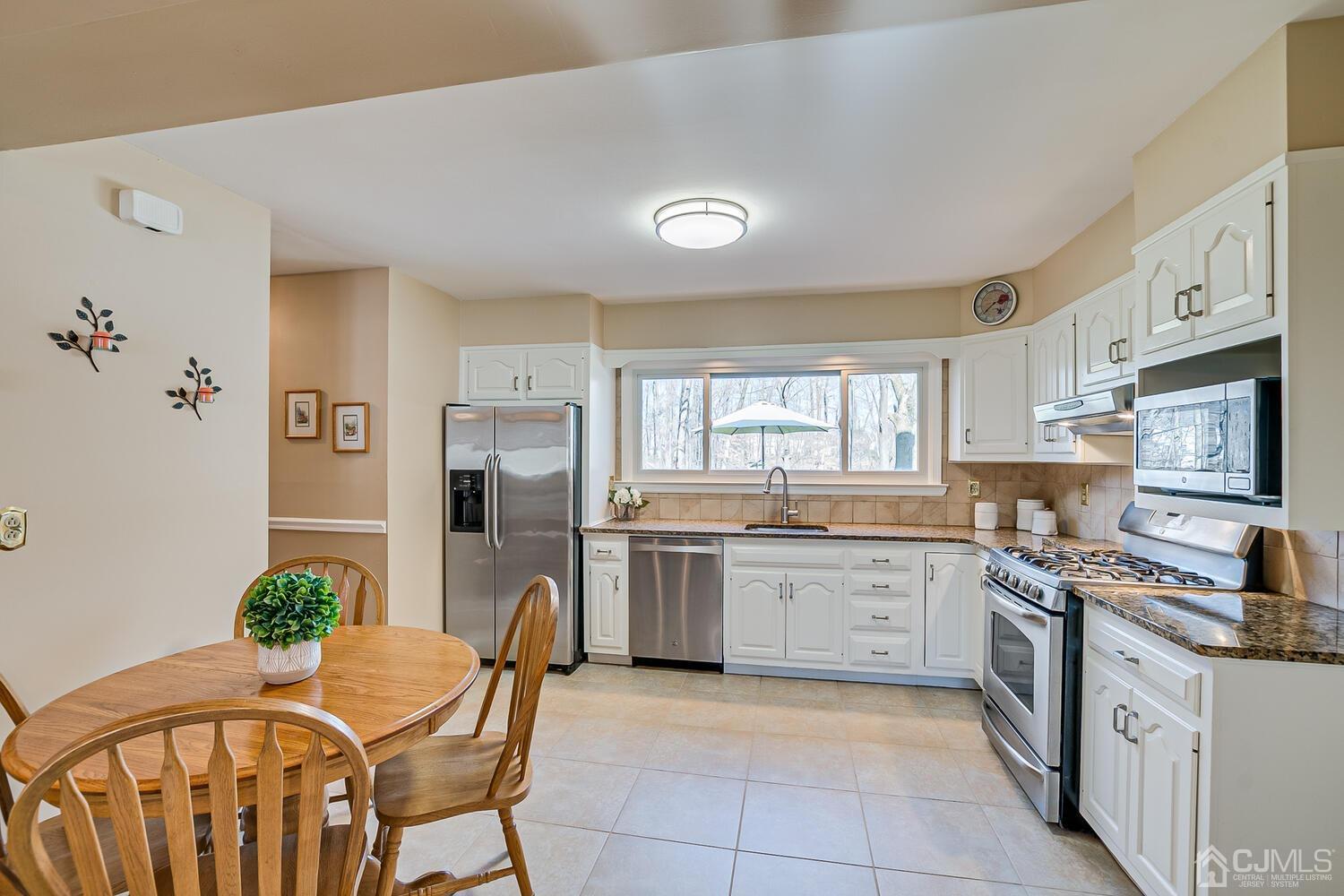 22 Dundee Road Kendall Park, NJ 08824 - Photo 17 of 38 Gallery Image 17