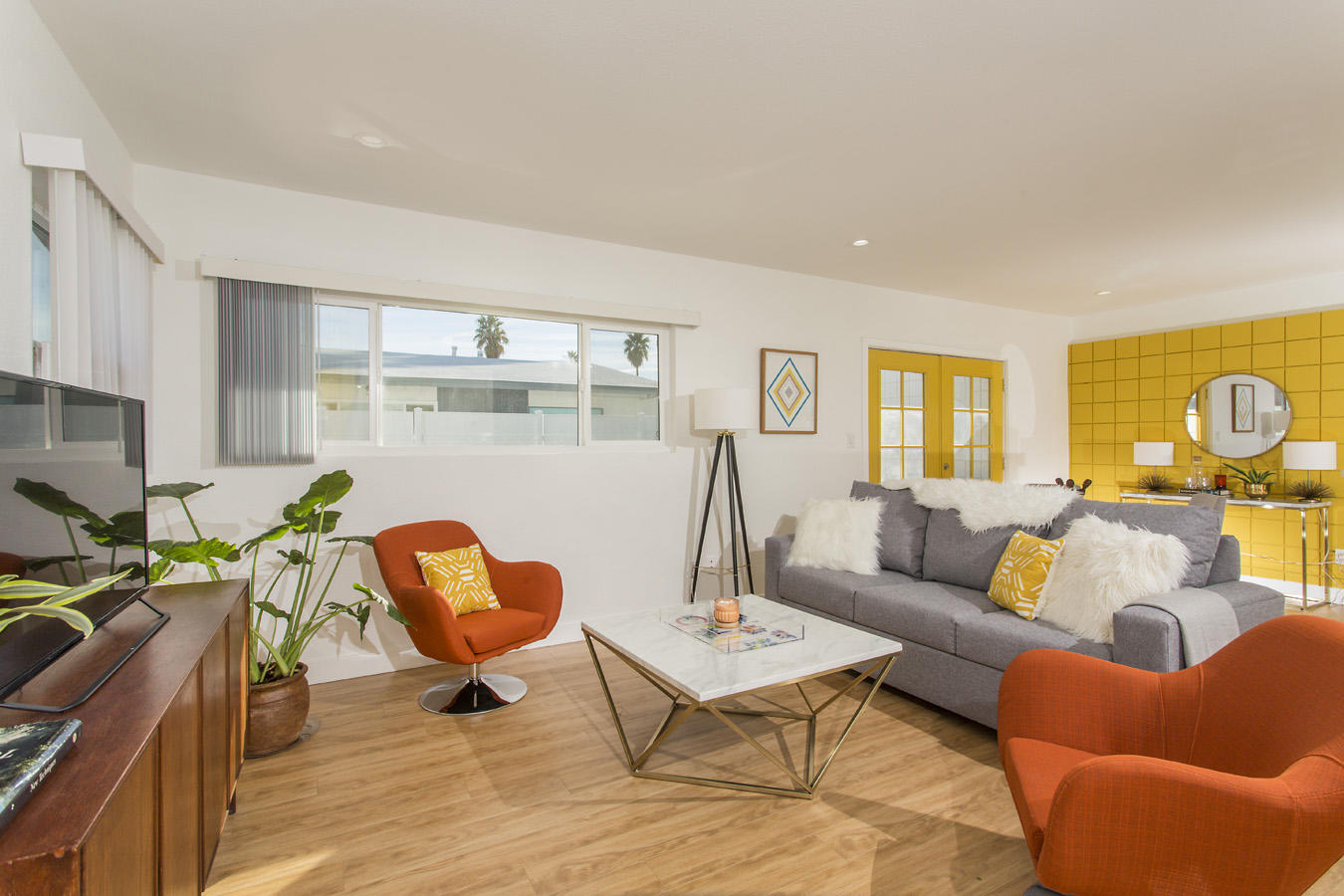 68080 Risueno Road Cathedral City, CA 92234 - Photo 3 of 98 a living room with furniture and a flat screen tv
