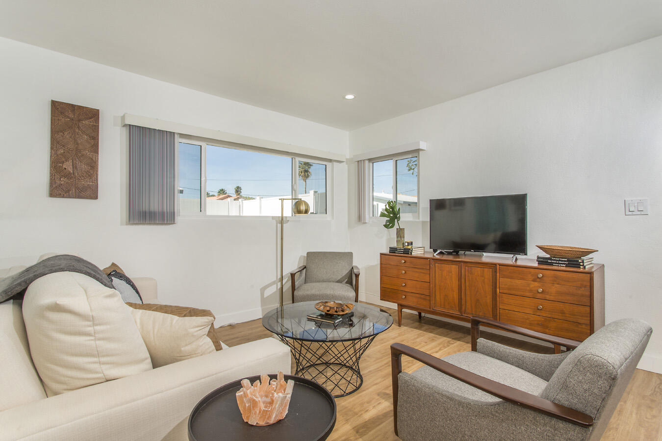 68080 Risueno Road Cathedral City, CA 92234 - Photo 59 of 98 a living room with furniture and a flat screen tv