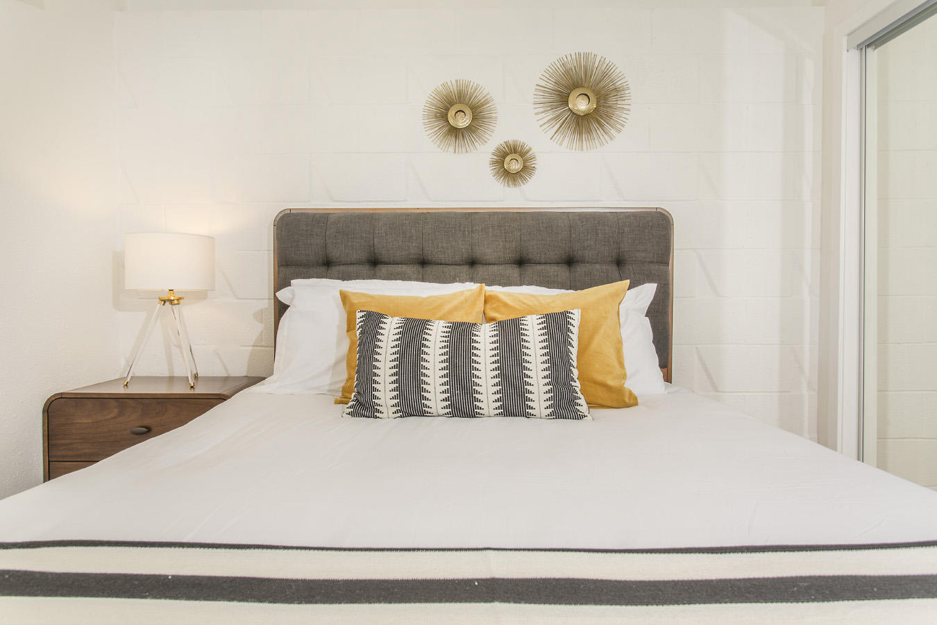 68080 Risueno Road Cathedral City, CA 92234 - Photo 75 of 98 a bathroom with a bathtub