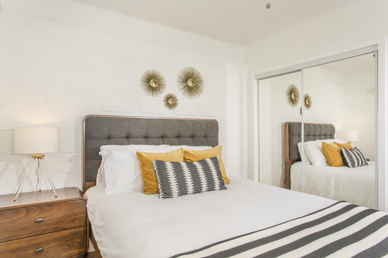 68080 Risueno Road Cathedral City, CA 92234 - Photo 76 of 98 a bedroom with a bed and a couch