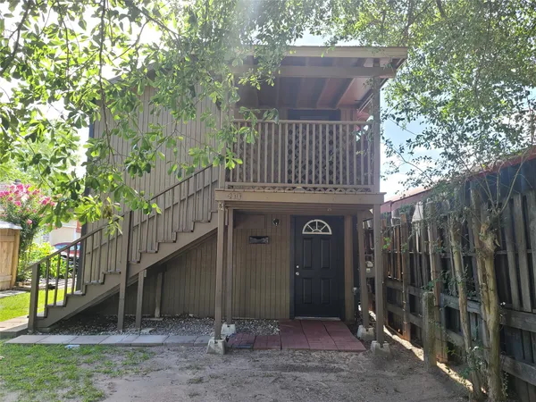 $900 | 410 North D Avenue, Humble, TX 77338