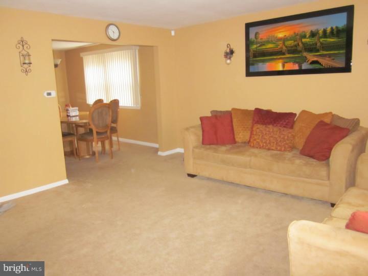 357 Lester Road Springfield, PA 19064 - Photo 12 of 15 Living Room