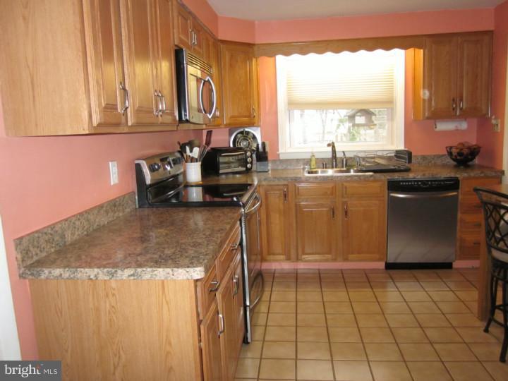 357 Lester Road Springfield, PA 19064 - Photo 4 of 15 Kitchen