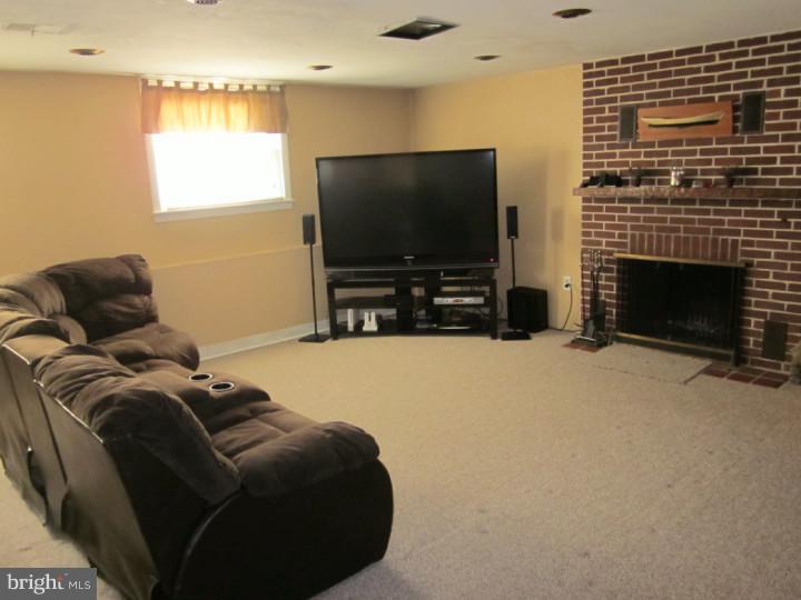 357 Lester Road Springfield, PA 19064 - Photo 6 of 15 Family Room