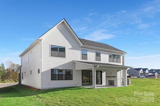 a view of a house with yard
