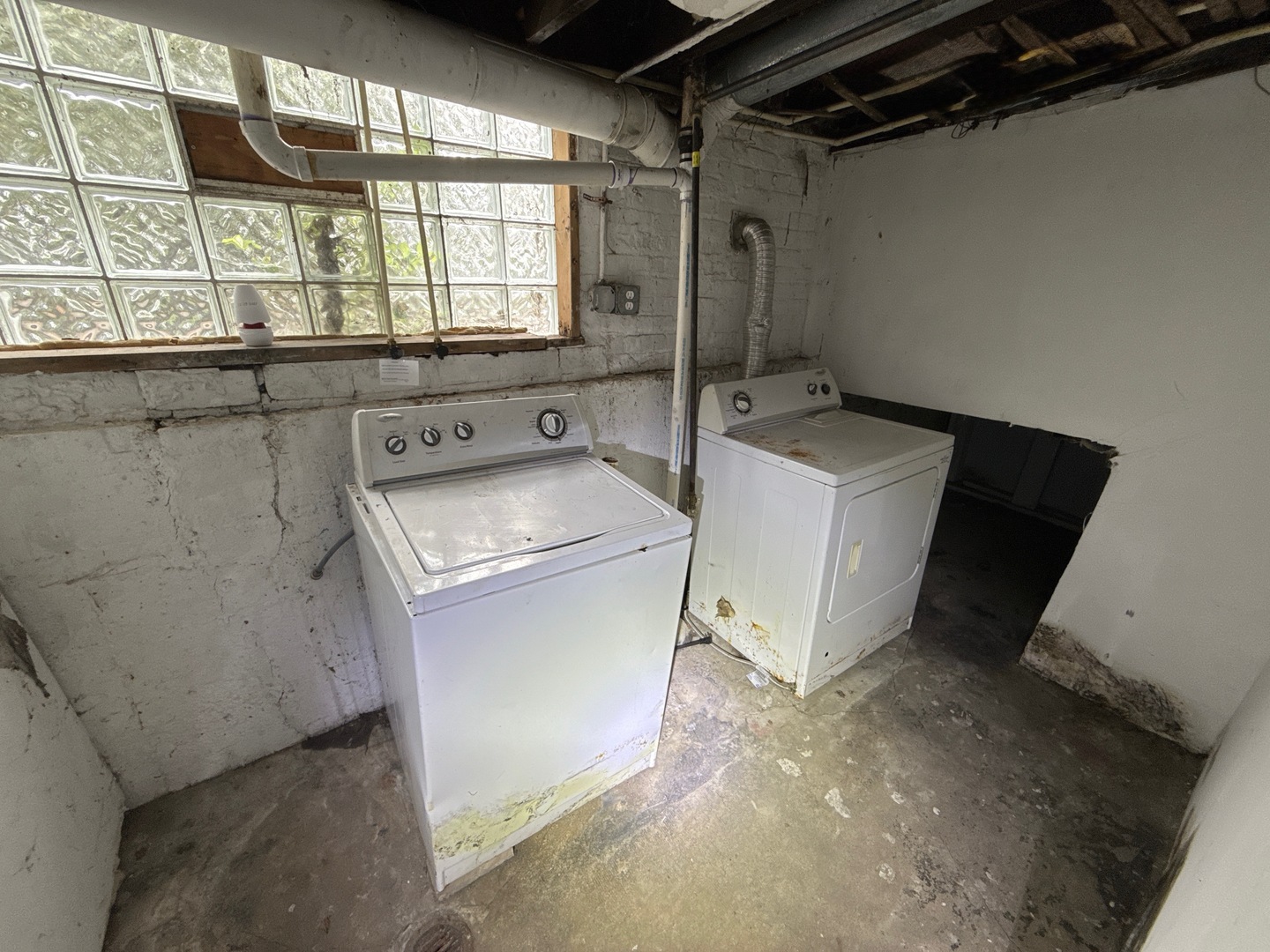 10721 South Prairie Avenue Chicago, IL 60628 - Photo 9 of 14 a utility room with dryer and washer