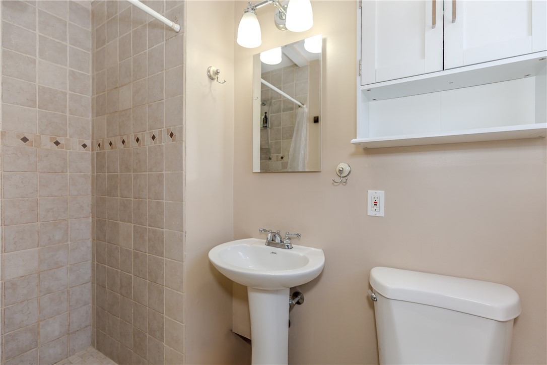 10 Smithfield Drive Middletown, RI 02842 - Photo 29 of 48 Primary en suite