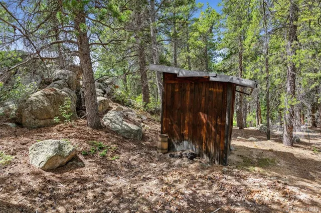 a view of a barn in the middle of a yard