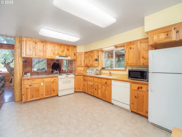 $748,000 | 1470 East Willis Creek Road, Winston, OR 97496