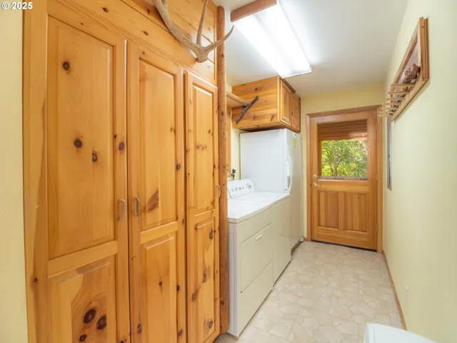 $748,000 | 1470 East Willis Creek Road, Winston, OR 97496