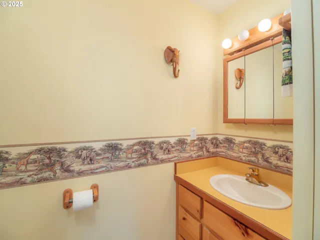 $748,000 | 1470 East Willis Creek Road, Winston, OR 97496