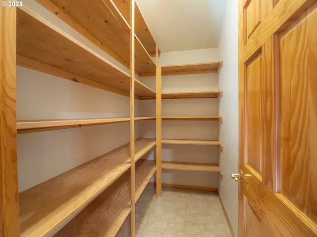 $748,000 | 1470 East Willis Creek Road, Winston, OR 97496