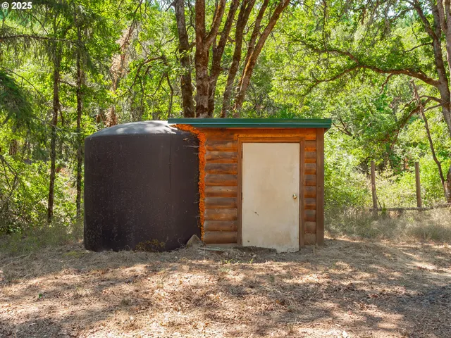 $748,000 | 1470 East Willis Creek Road, Winston, OR 97496