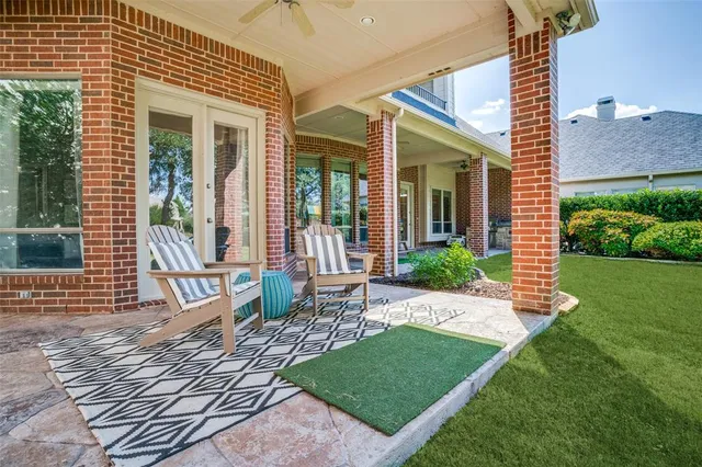 a view of a house with backyard and garden