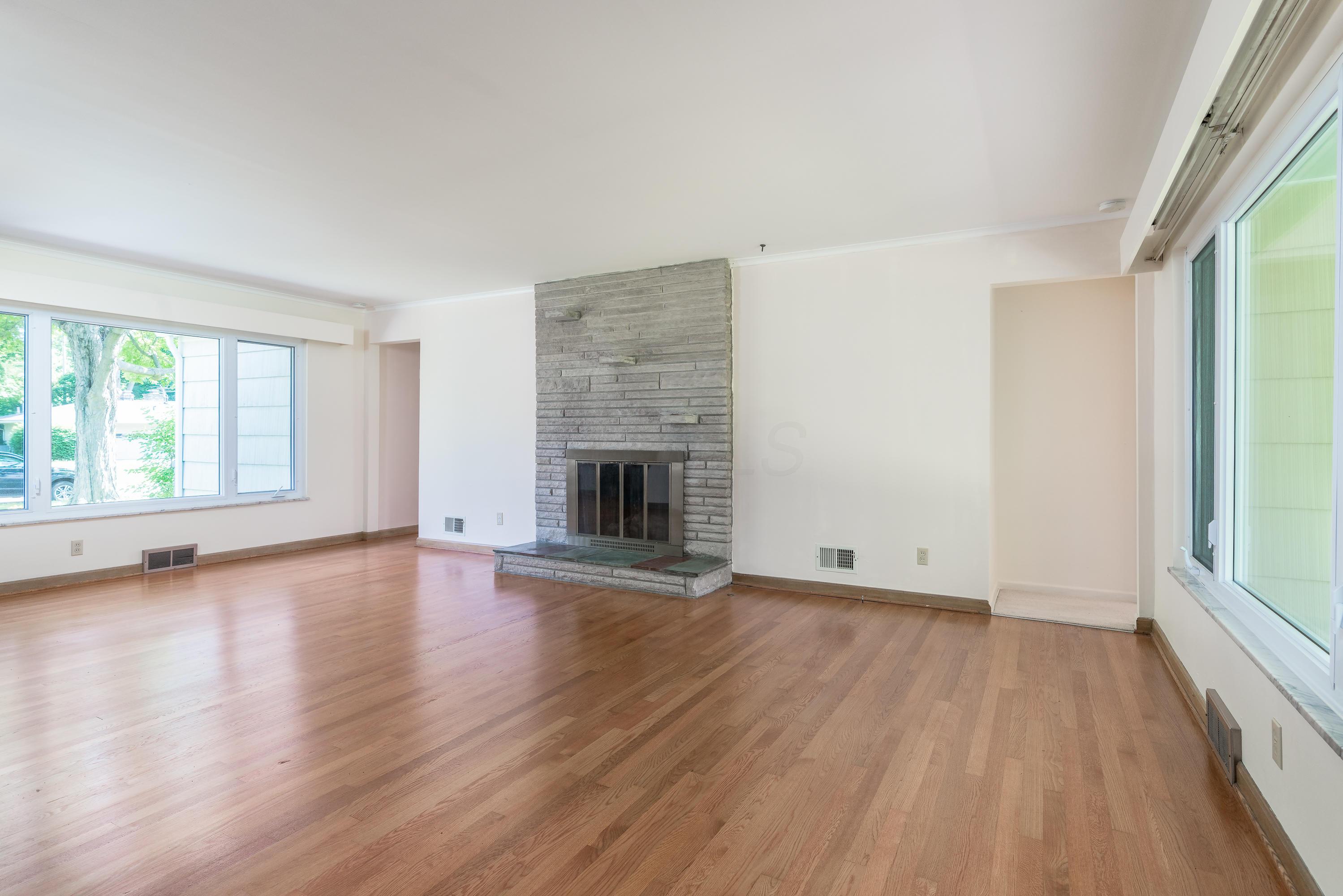1857 Harwitch Road Columbus, OH 43221 - Photo 4 of 31