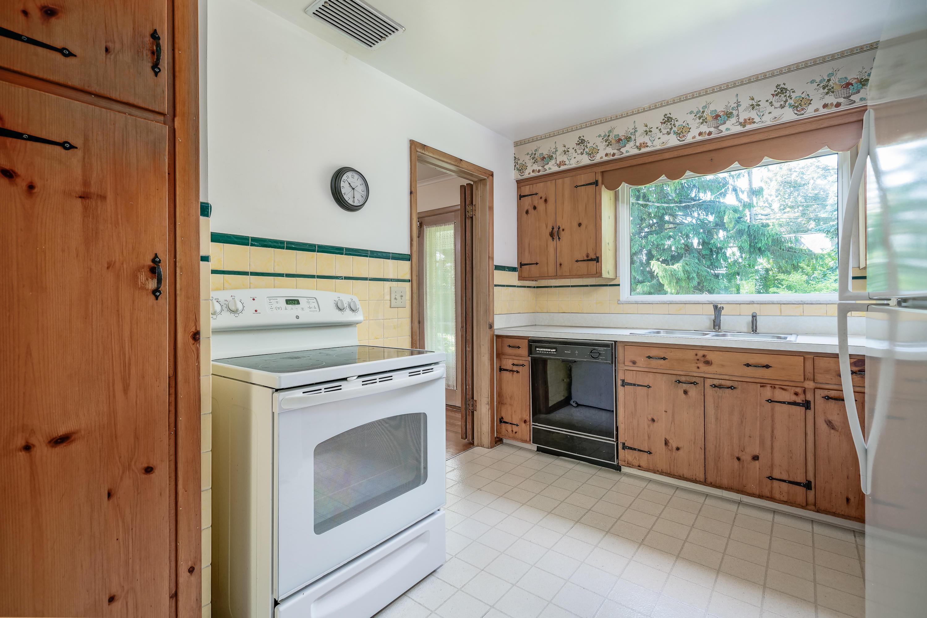 1857 Harwitch Road Columbus, OH 43221 - Photo 9 of 31