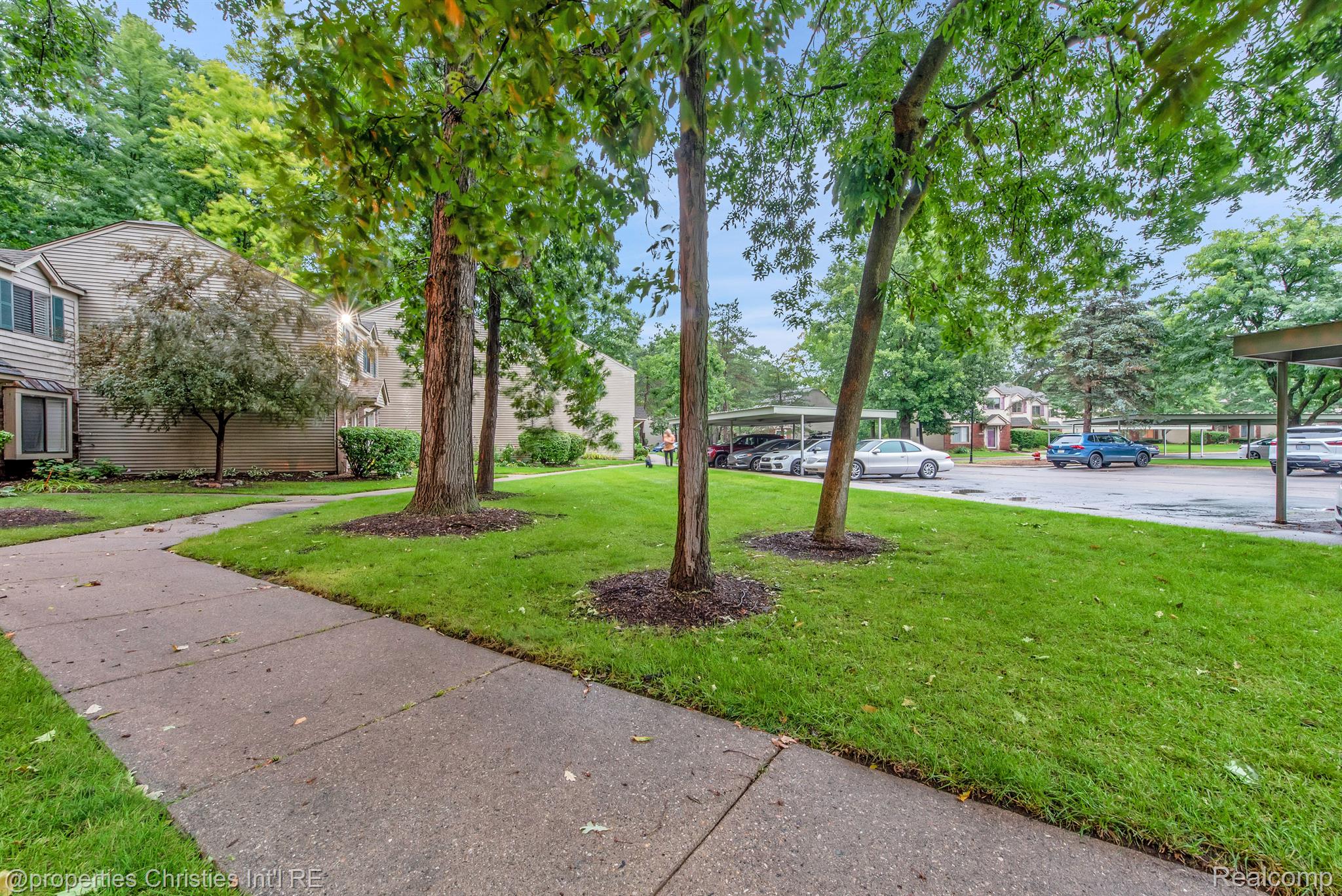 1558 Streamwood Court Rochester, MI 48307 - Photo 4 of 25 Gallery Image 4