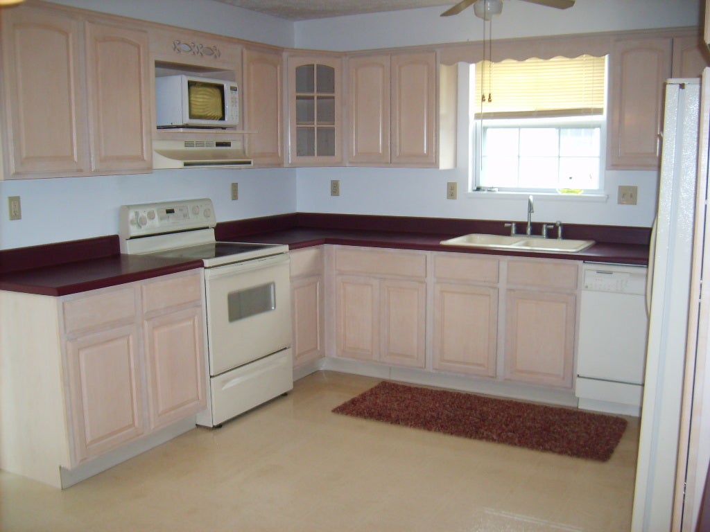 34 Village Road Lewisburg, WV 24901 - Photo 7 of 20 Eat in kitchen