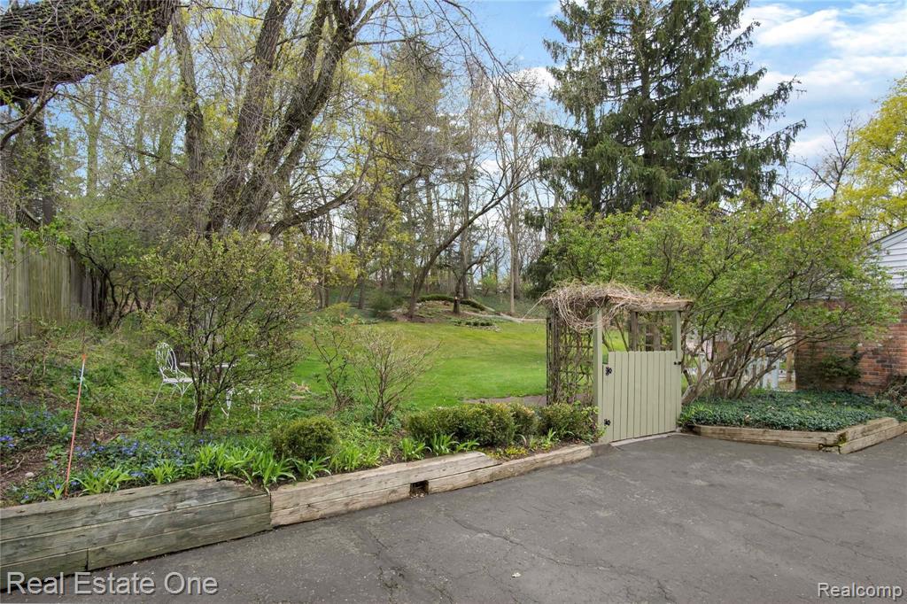 645 Cherry Tree Lane Rochester Hills, MI 48306 - Photo 40 of 43