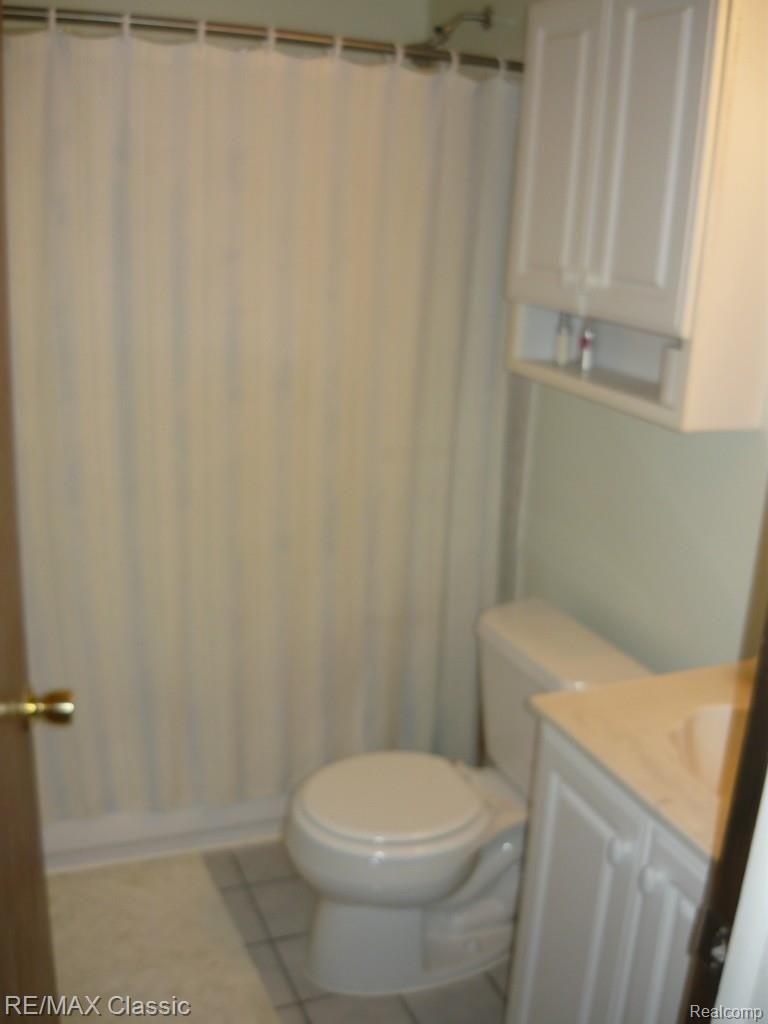 2807 Normandy Road Royal Oak, MI 48073 - Photo 9 of 13 bath.jpg