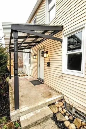 a view of a house with backyard