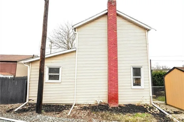 a view of yard with a small cabin
