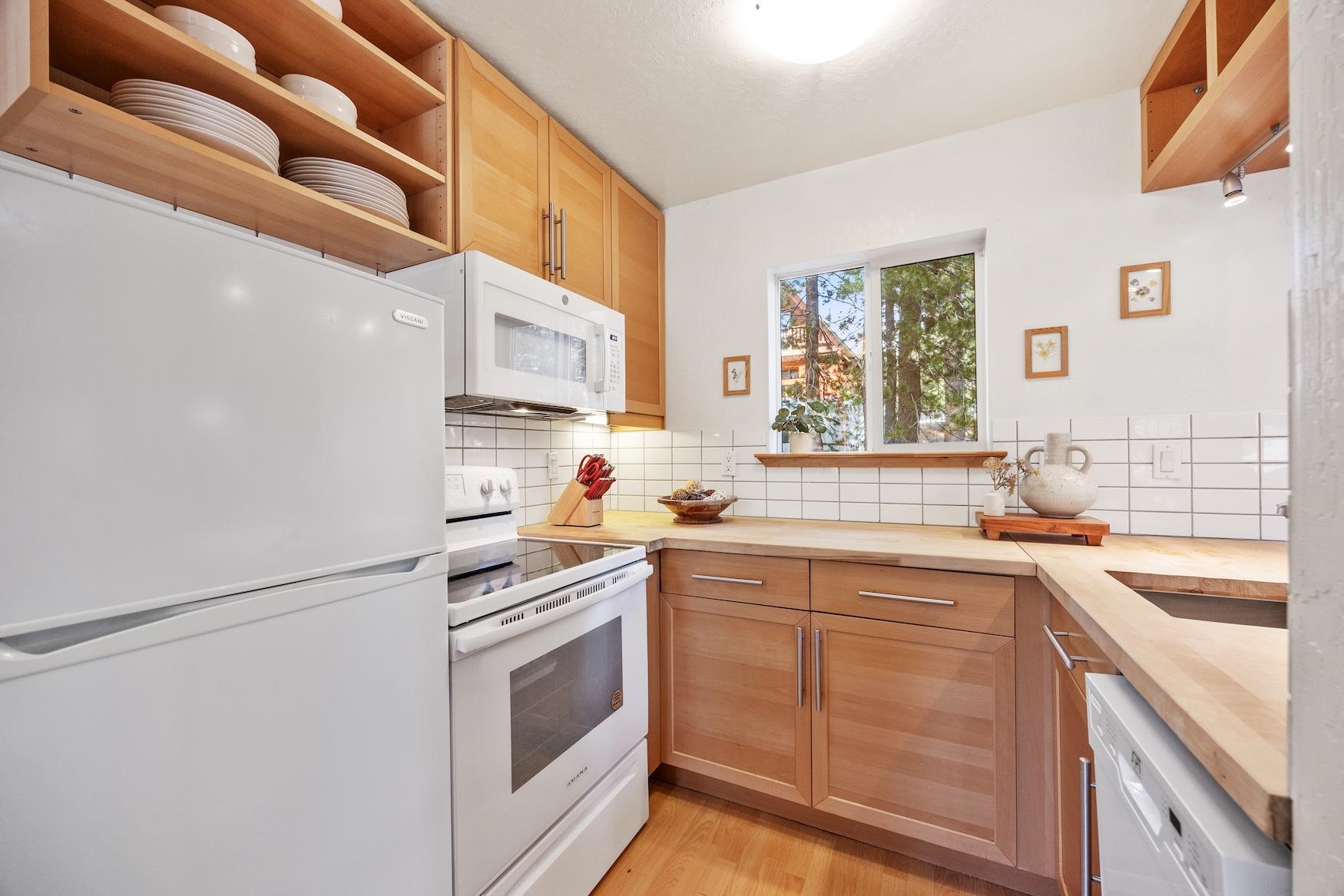 8272 Palisade Road Soda Springs, CA 95728 - Photo 5 of 23 Gallery Image 5