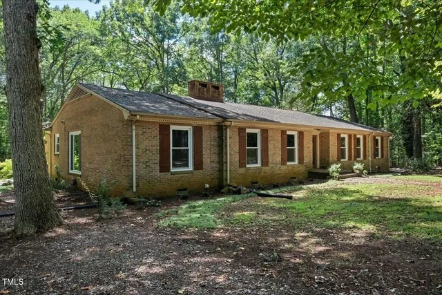 a view of a house with backyard
