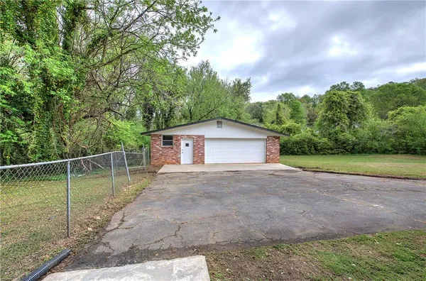 a view of a house with a backyard