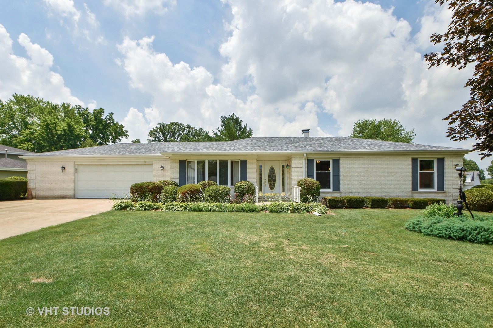25140 South Rondorey Road Elwood, IL 60421 - Photo 1 of 20 a front view of house with yard and green space