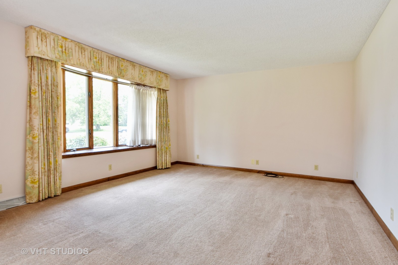 25140 South Rondorey Road Elwood, IL 60421 - Photo 4 of 20 an empty room with windows