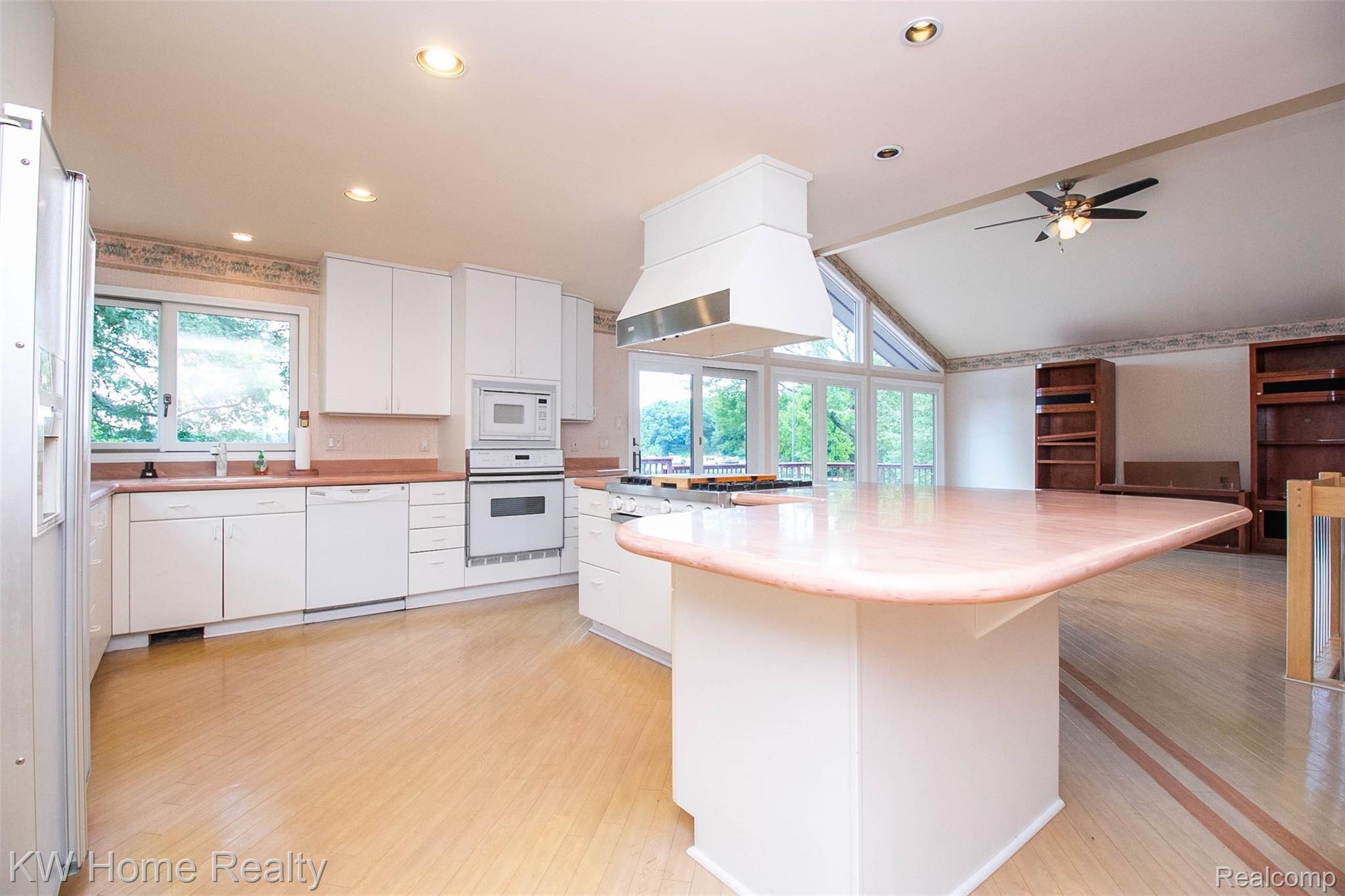 3930 Covert Road Waterford, MI 48328 - Photo 6 of 49 9.jpg