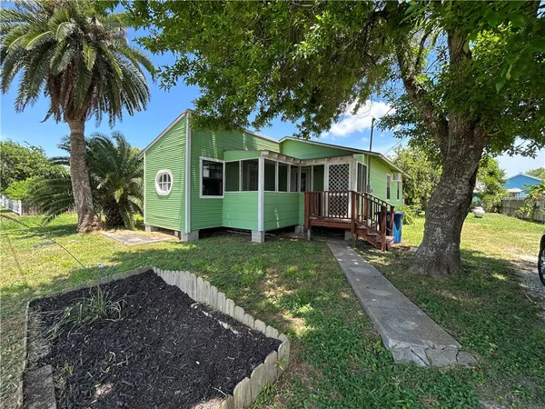 $1,000 | 522 1st Street, Bayside, TX 78340
