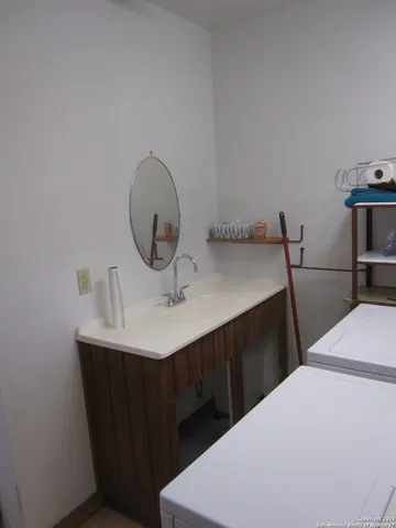 a view of a yard with a house